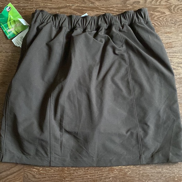 LL BEAN comfort cycling skort.   Size medium.  NWT.  Chocolate brown coloured. - Picture 2 of 5